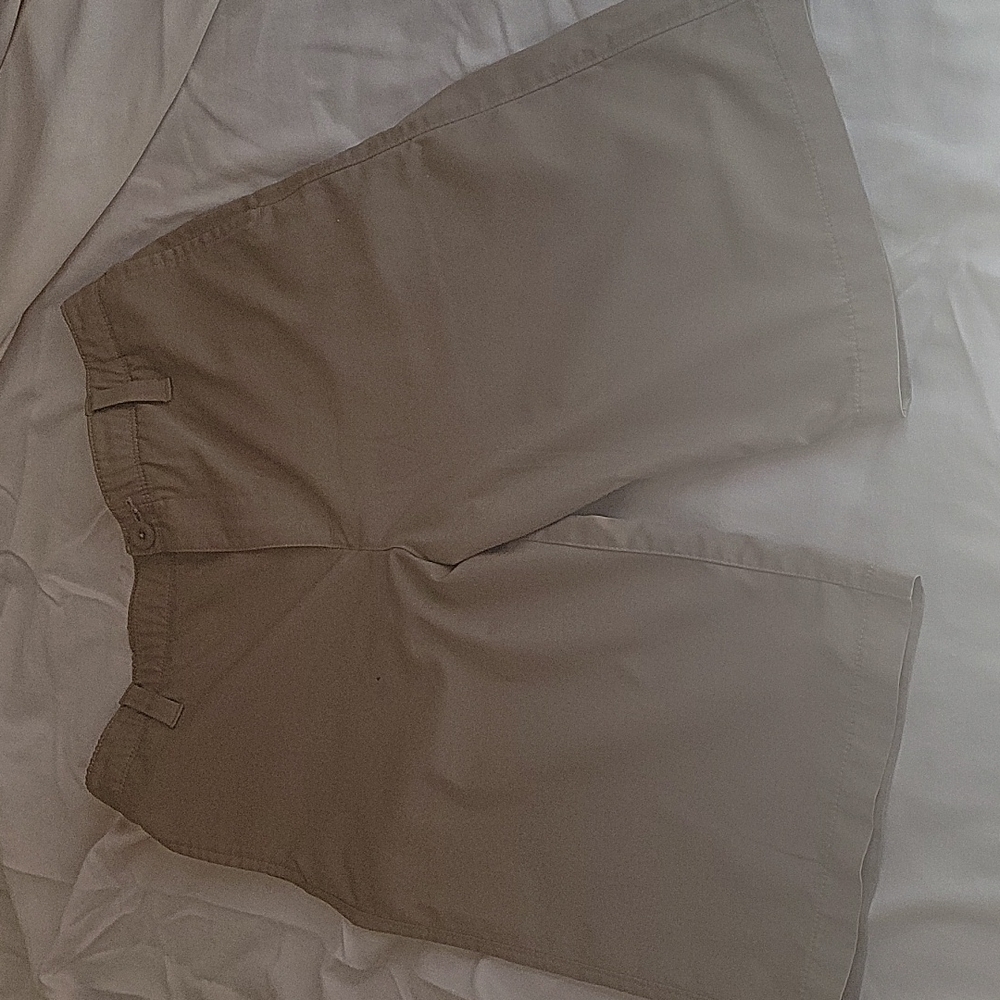 Boys Under Armour khaki shorts Size 16